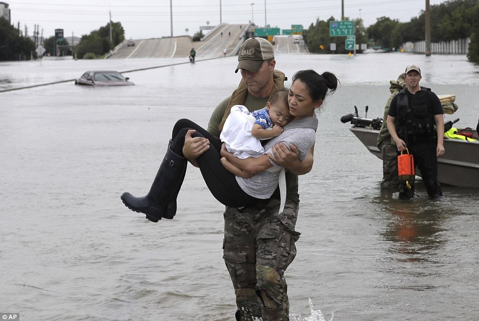 439EA2ED00000578-4827474-Houston_Police_SWAT_officer_Daryl_Hudeck_carries_Catherine_Pham_-a-4_1503871562824