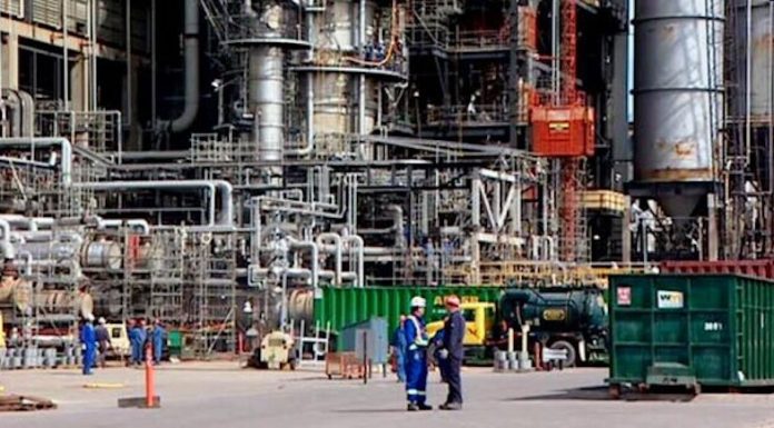a1eb4893-dangote-oil-refinery-696×385