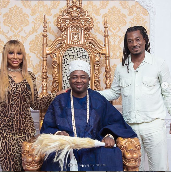 US-singer_-Tamar-Braxton-and-her-Nigerian-boyfriend-Adefeso-pay-a-courtesy-visit-to-Oba-Elegushi-of-